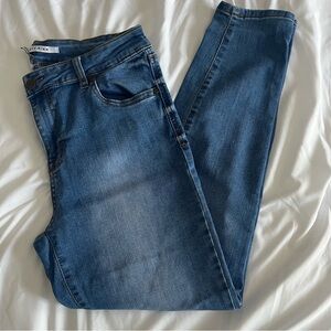 Celebrity Pink Mid Rise Skinny Ankle Medium Wash Junior 9/29 Straight Leg Jean